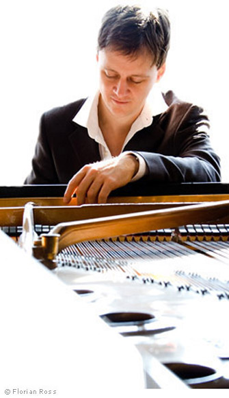 andreas_piano_weiss1
